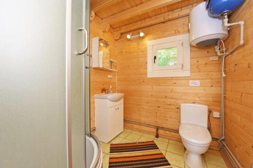 a small bathroom with a toilet and a sink at Judbidzi in Pape