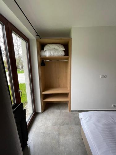una piccola camera da letto con un letto e una finestra di Resort Nová Pec a Nová Pec