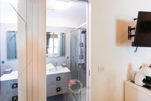 uma casa de banho com um lavatório e um chuveiro em Duchessa Ravaschieri bed and breakfast em Nápoles
