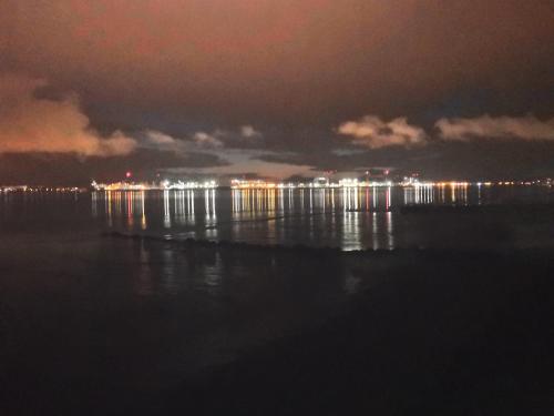 een grote hoeveelheid water 's nachts met verlichting bij Un petit coin de paradis in Saint-Brevin-les-Pins