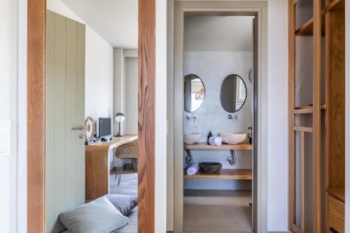 un baño con lavabo y espejo en Villa Kingstone 2, en Skopelos Town