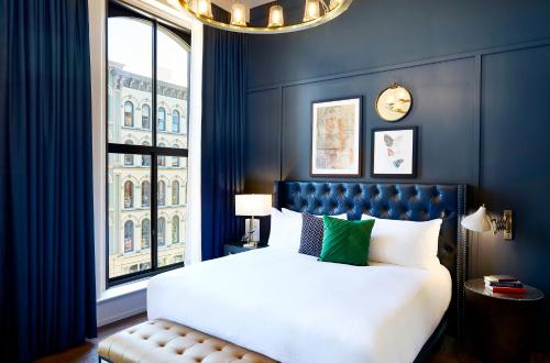 Una cama o camas en una habitación de The Grady Hotel