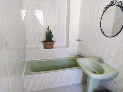 W łazience znajduje się umywalka, wanna i lustro. w obiekcie Monísimo Pensión Rincón de la Victoria w mieście Rincón de la Victoria