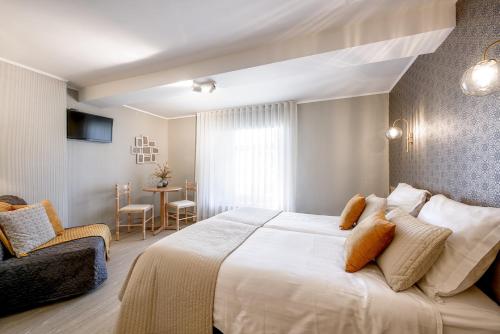 Säng eller sängar i ett rum på Hotel Le Barbouillon