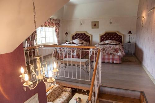 ein Schlafzimmer mit einem Bett und einer Treppe in der Unterkunft Vienkiemis in Kretinga