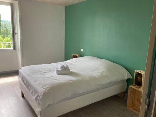 Postel nebo postele na pokoji v ubytování Maison de charme en Périgord 10 personnes La maison d'Albertine