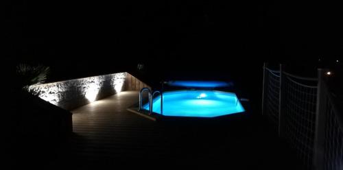 - un bain à remous au milieu d'une pièce sombre dans l'établissement Maison de charme en Périgord 10 personnes La maison d'Albertine, à Peyrillac-et-Millac