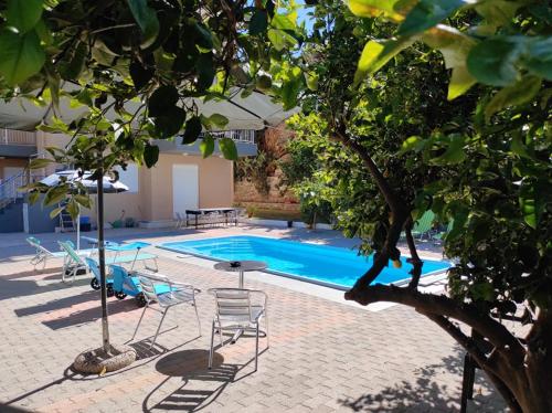 Bazén v ubytovaní Orama Apartments - Vacations Next to the Sea alebo v jeho blízkosti