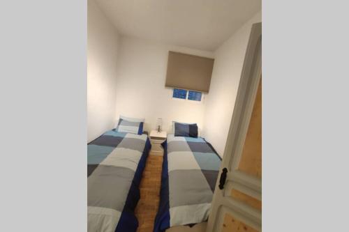 Habitación pequeña con 2 camas. en Precioso y acogedor piso en la Seu de Urgell, en La Seu d'Urgell