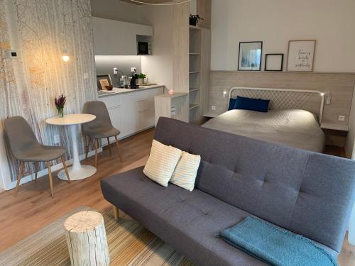 Posezení v ubytování Brand New Apartment in Private Resort