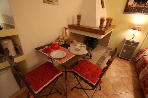 ein kleines Esszimmer mit einem Tisch und Stühlen in der Unterkunft Bed And Breakfast Majore in Nuoro