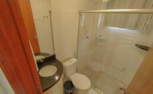 a small bathroom with a toilet and a shower at Arraial D'Ajuda, Altos da pitinga ,3 suítes in Arraial d'Ajuda