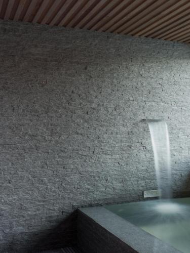 a brick wall with a bath tub in a room at Casa Olea Hotel in Cremia