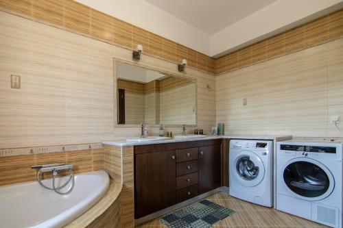 a bathroom with a sink and a washing machine at Iris Villa in Prinés