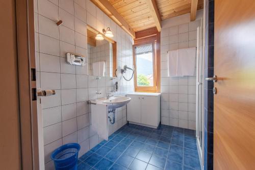 een badkamer met wastafel en toilet bij Hotel Garni Zum Hirschen in Malles Venosta