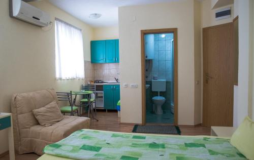 um quarto com uma cama e uma sala de estar com uma cozinha em Villa Zaricin em Ohrid