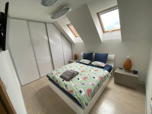 een slaapkamer met een bed met een groen dekbed bij Apartmán Zajko in Liptovský Mikuláš