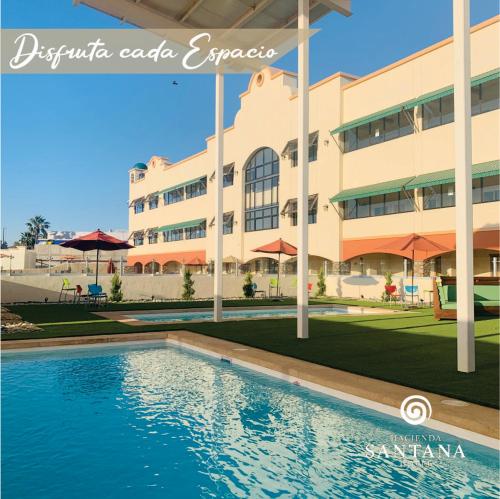 een zwembad voor een gebouw bij Hotel Hacienda Santana in Tecate