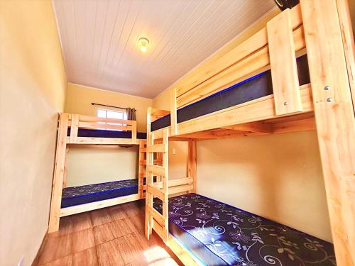 Двухъярусная кровать или двухъярусные кровати в номере FamilyCamp hospedagem perto do Magic City
