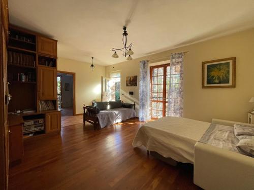 1 dormitorio con 1 cama y sala de estar en Casavacanze Peperosa, en Civitavecchia