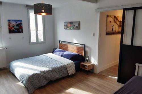 Postel nebo postele na pokoji v ubytování Appartement rénové Le New-York en centre ville - Terrasse et parking -