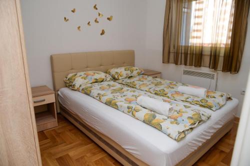 a small bedroom with a bed with at Apartman Luna lukavica in Lukavica