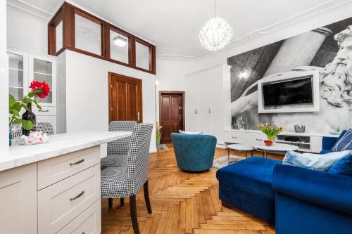 a kitchen and living room with a blue couch at Apartamenty4you - Apartamenty Atlantic in Sopot
