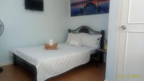 een slaapkamer met een bed met een mand erop bij The Terrace Room in Manilla