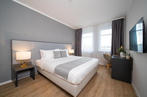 Un pat sau paturi într-o cameră la Emily Hotel Leipzig Neue Messe