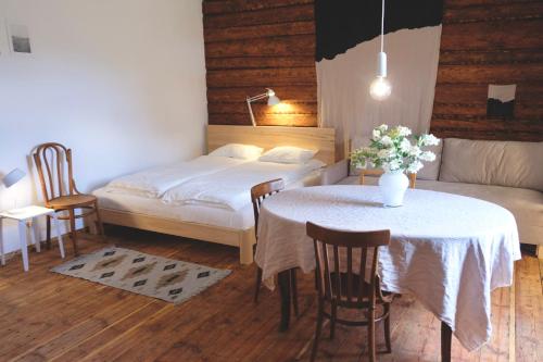 um quarto com uma cama, uma mesa e um sofá em Design apartments Jūrmāja em Ainaži