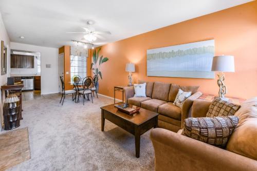 ein Wohnzimmer mit einem Sofa und einem Tisch in der Unterkunft Ventana Greens in Tucson