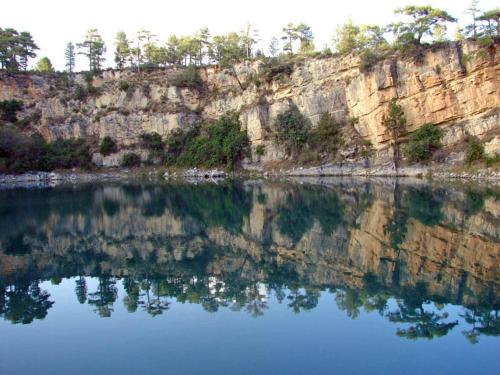 a large body of water next to a cliff at Hostal Los Palancares in Fuentes