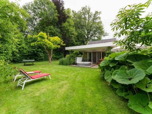 Taman di luar Holiday home in Oldenzaal with hot tub