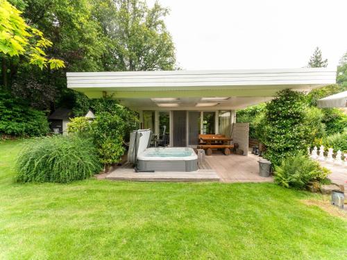 Taman di luar Holiday home in Oldenzaal with hot tub