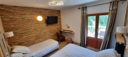Ένα ή περισσότερα κρεβάτια σε δωμάτιο στο Hôtel Chastellares