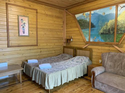 1 dormitorio con cama, sofá y ventana en Mini - hotel Knyajiy Grad, en Gaspra