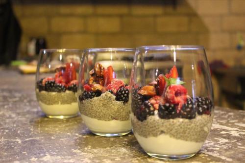 drie glazen dessert met fruit en noten op tafel bij Hotel Viñedo los Arcángeles in Dolores Hidalgo