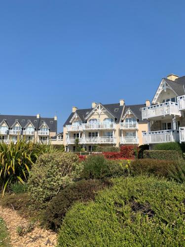 Gallery image of L'émeraude avec piscine et plage in Fouesnant