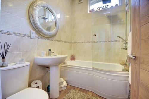 een badkamer met een wastafel, een toilet en een bad bij Bunny Burrow in Whitby