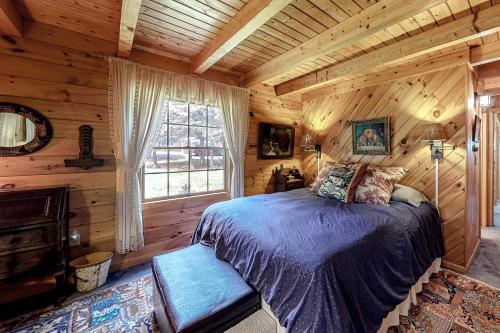 Una cama o camas en una habitación de The River Lodge