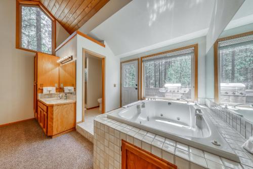 ein großes Bad mit einer Badewanne und 2 Waschbecken in der Unterkunft Black Butte Glaze Meadow 59 Getaway in Black Butte Ranch