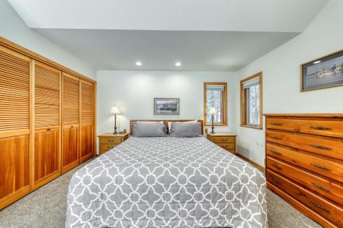 ein Schlafzimmer mit einem Bett und Holzschränken in der Unterkunft Black Butte Glaze Meadow 59 Getaway in Black Butte Ranch