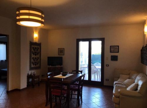 Un lugar para sentarse en Stunning apartment in beautiful Villa Florence, 150 mt from the beach, gated 5 mt from the sea