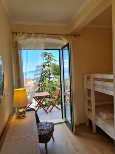 Giường trong phòng chung tại Villa Jure - Apartment Mirjana
