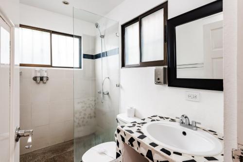 Kylpyhuone majoituspaikassa Hotel Gardenia Tamarindo