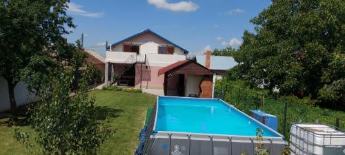 A piscina localizada em Casa LariCris ou nos arredores