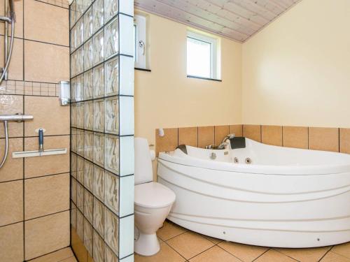 ホーフブルグにある6 person holiday home in Hovborgのバスルーム(バスタブ、トイレ、シンク付)