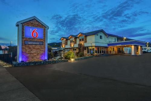 a hotel with a sign in a parking lot at Motel 6-Ukiah, CA - North in Ukiah