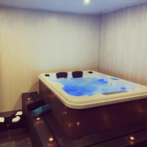 Photo de la galerie de l'établissement Maison avec jacuzzi, à Chas