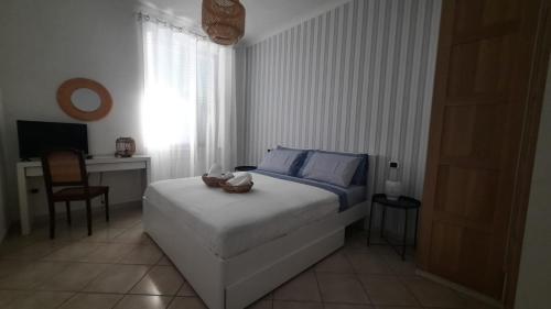 a bedroom with a bed and a desk and a television at Fenestammare in Castellammare di Stabia